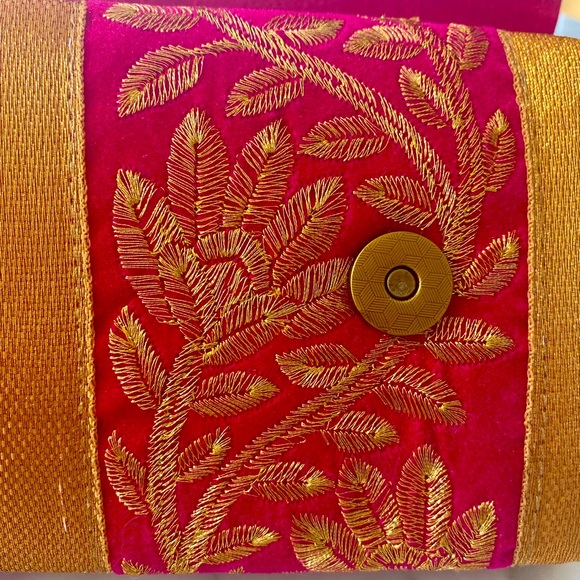 NWOT Beautiful Embroidered Shantung Silk Clutch - Picture 4 of 7